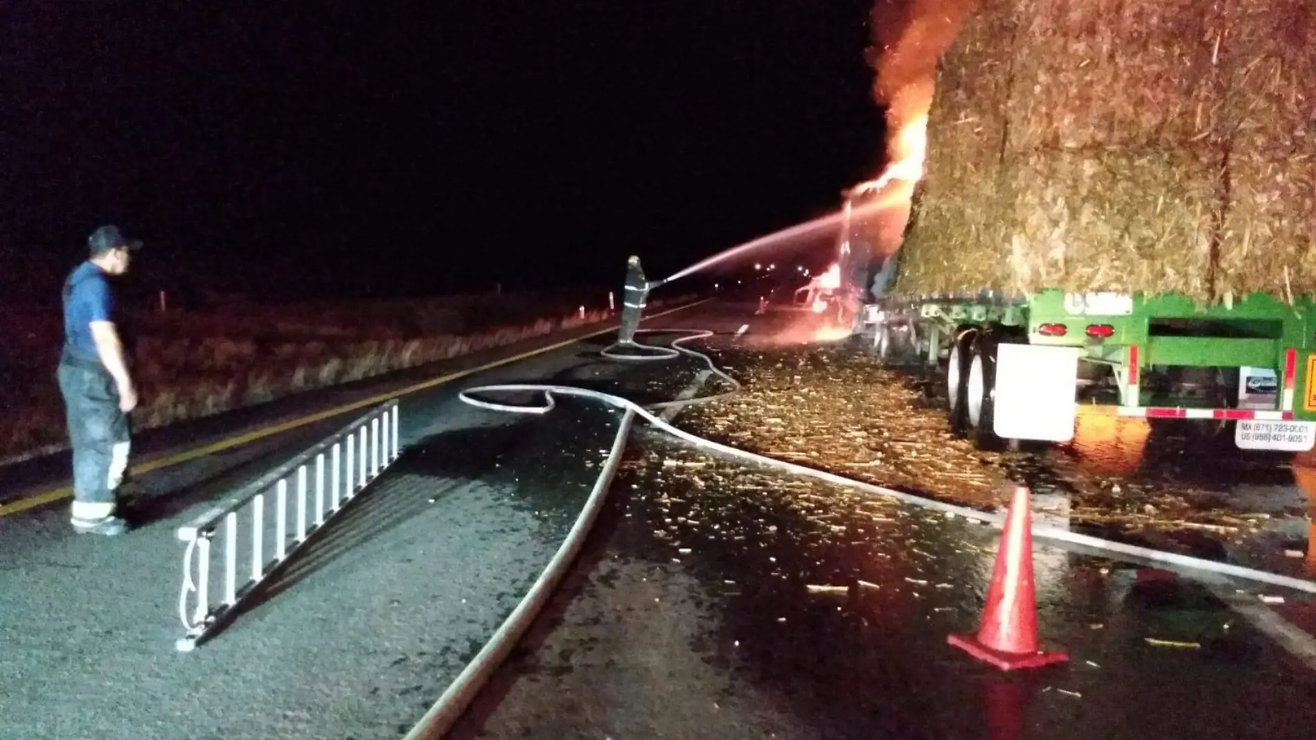 Arde tráiler autopista